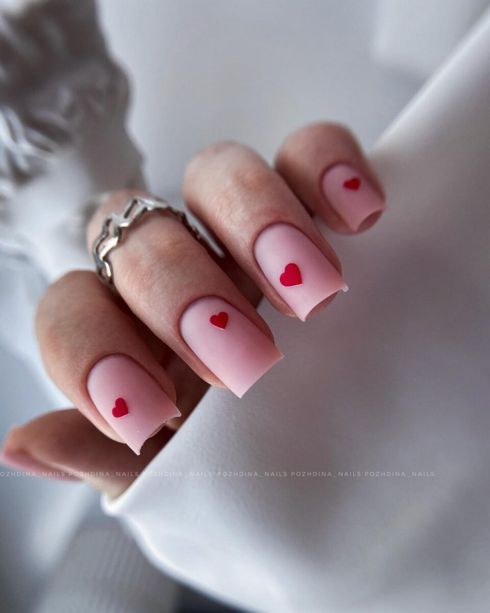 Манікюр із сердечками 2026 – провідні тренди на фото