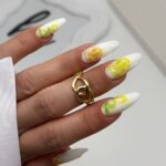 Манікюр з лимонами 2025: трендовий дизайн Lemon Nails