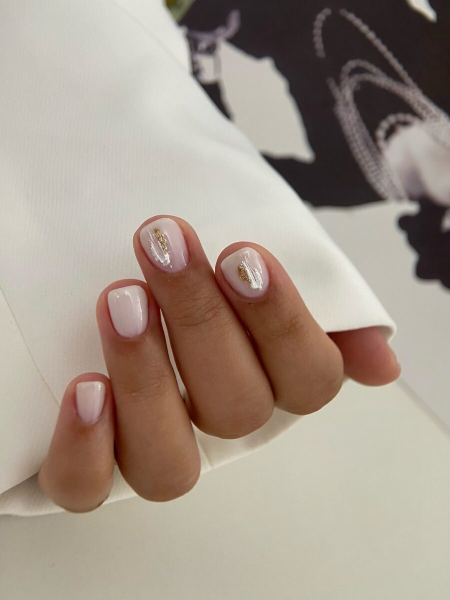 Манікюр на короткі нігті зима 2025-2026: новинки сезону