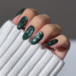 Модний темний манікюр взимку 2025–2026: тренди сезону