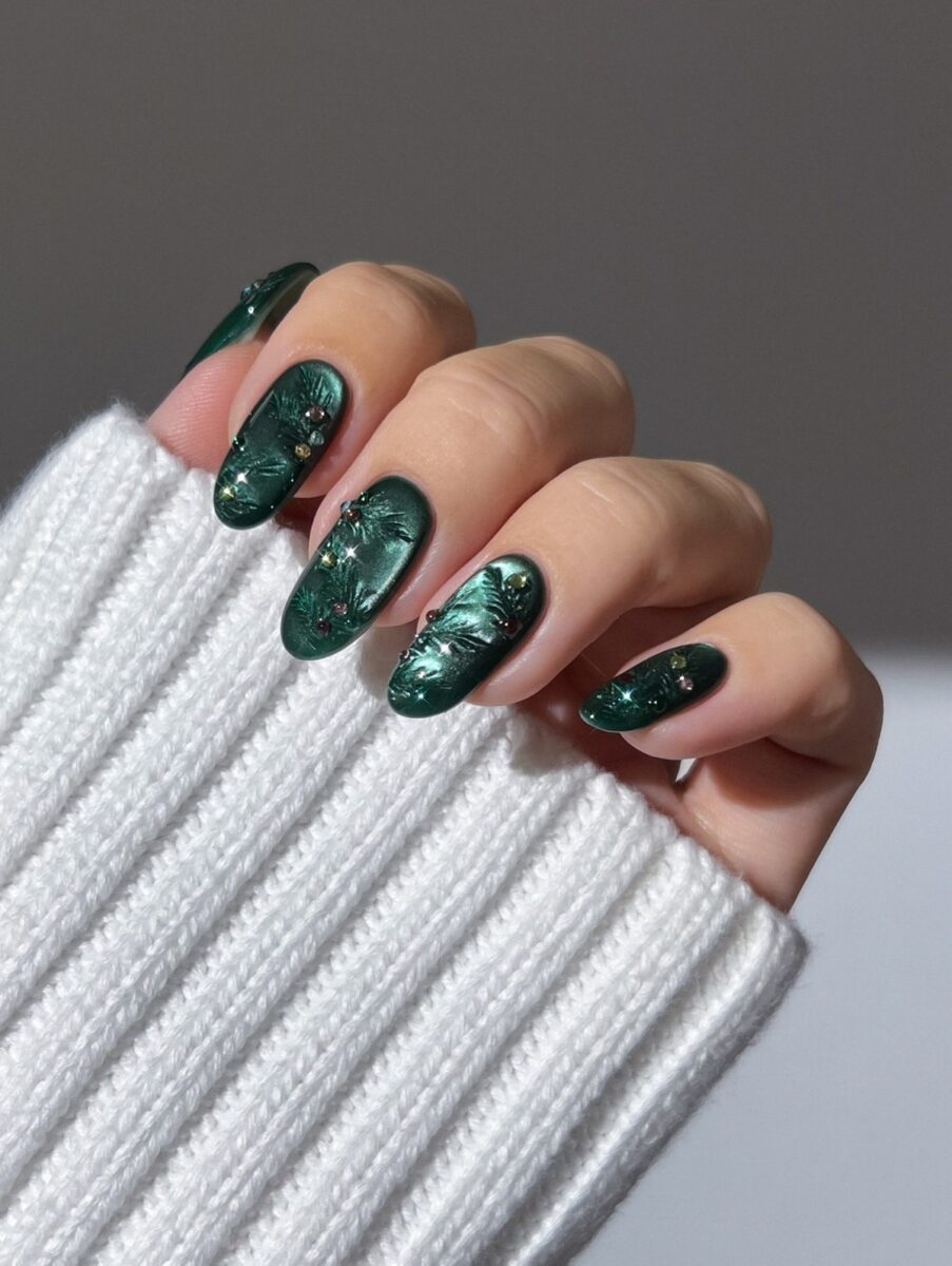 Модний темний манікюр взимку 2025–2026: тренди сезону