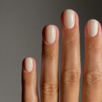 Однотонний манікюр на зиму 2026: найтрендовіші кольори