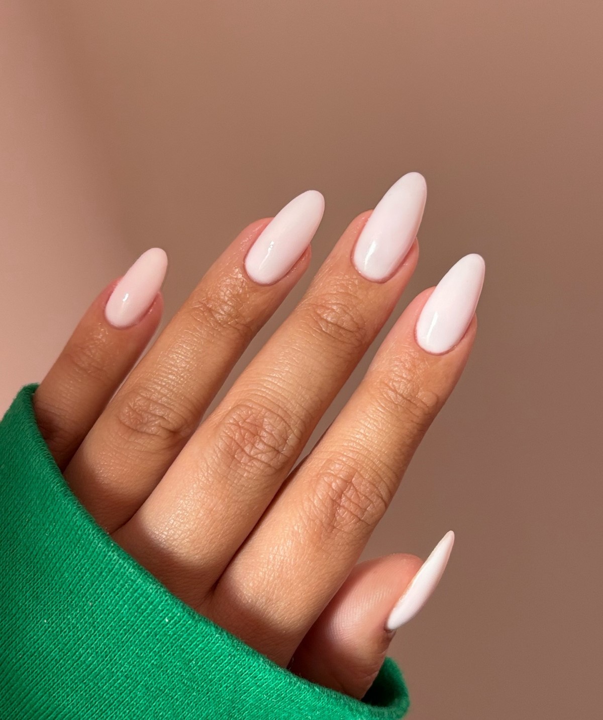 Однотонний манікюр на зиму 2026: найтрендовіші кольори