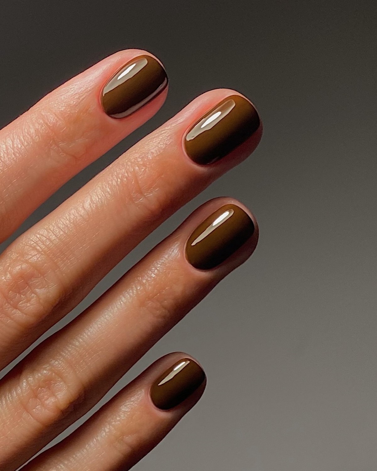 Однотонний манікюр на зиму 2026: найтрендовіші кольори