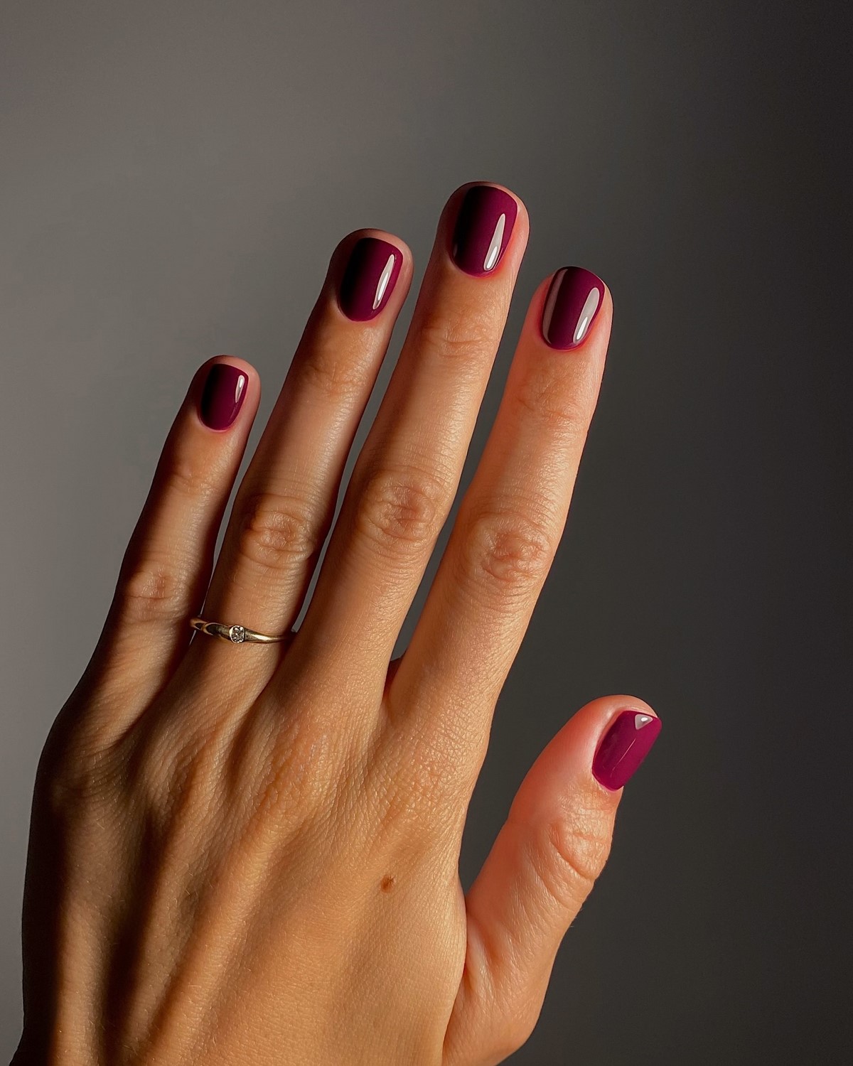 Однотонний манікюр на зиму 2026: найтрендовіші кольори