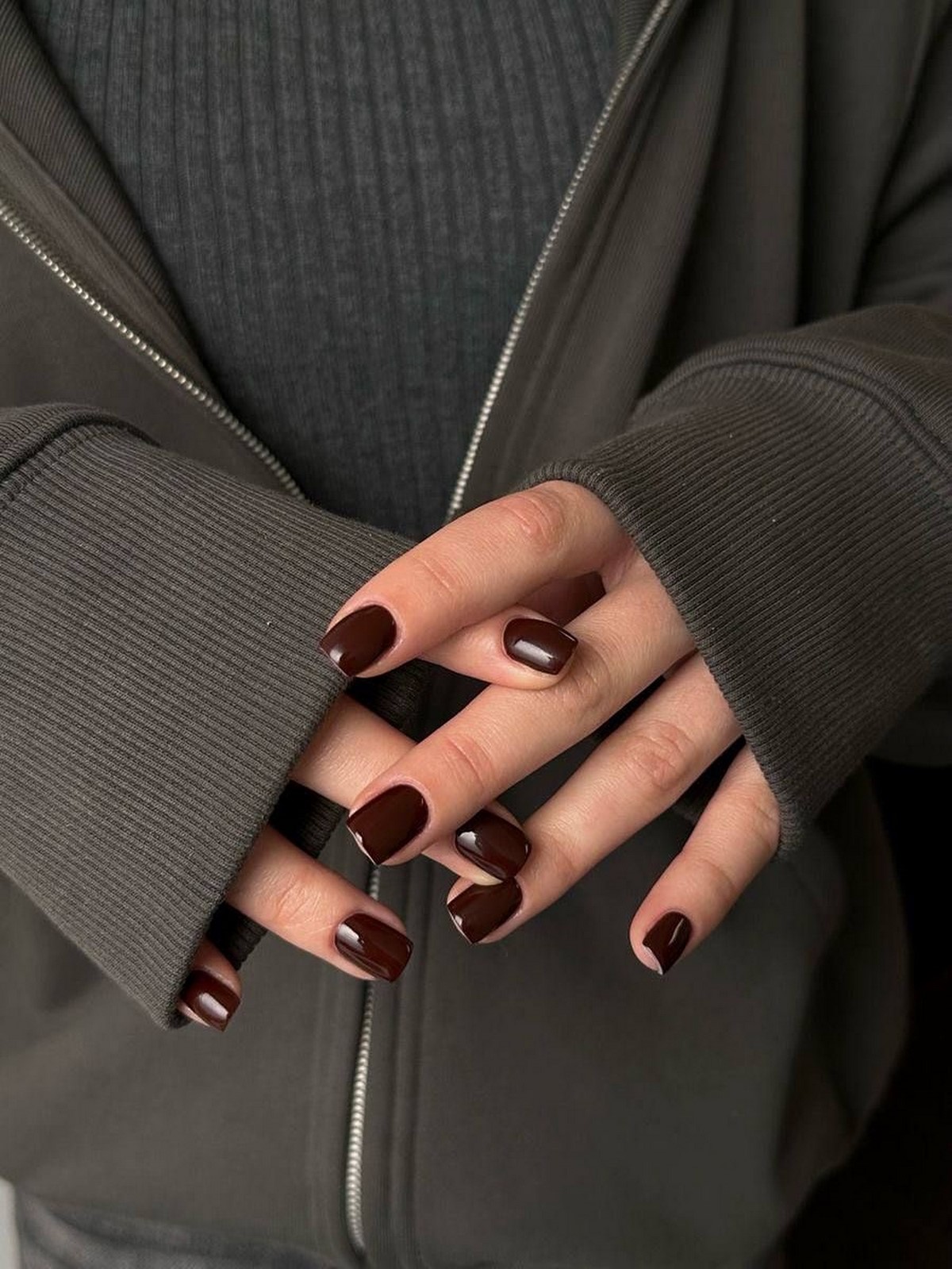 Однотонний манікюр на зиму 2026: найтрендовіші кольори