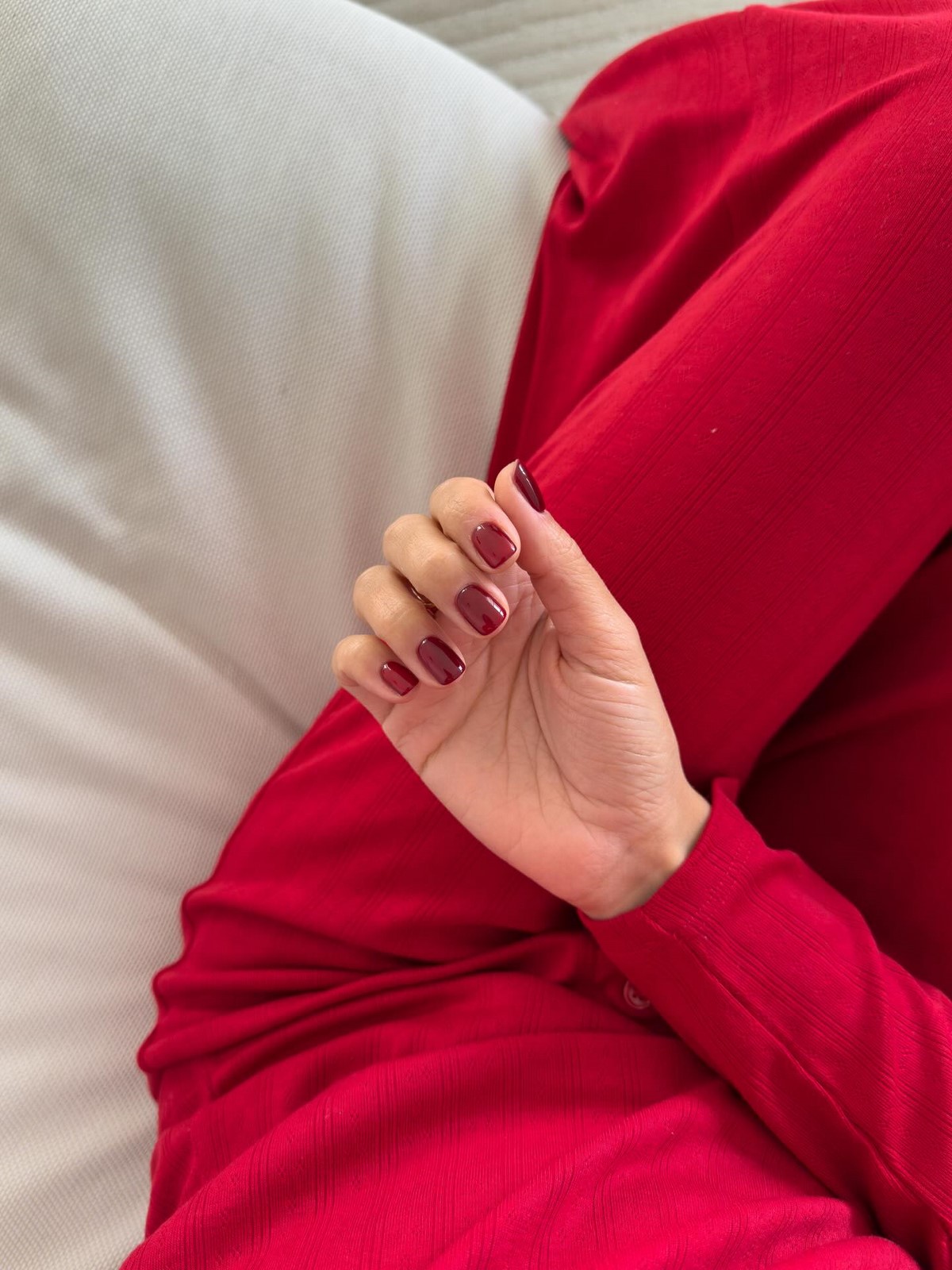 Однотонний манікюр на зиму 2026: найтрендовіші кольори