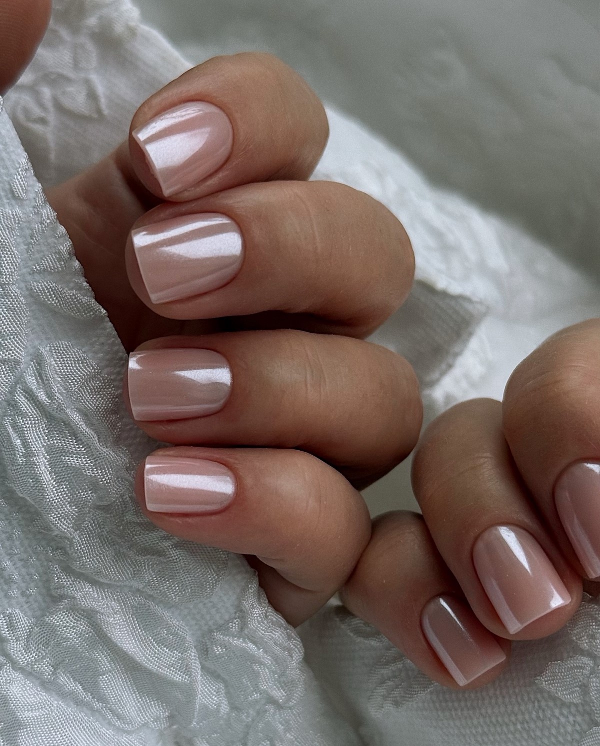 Гламурний манікюр у лютому 2026 року: шик зими