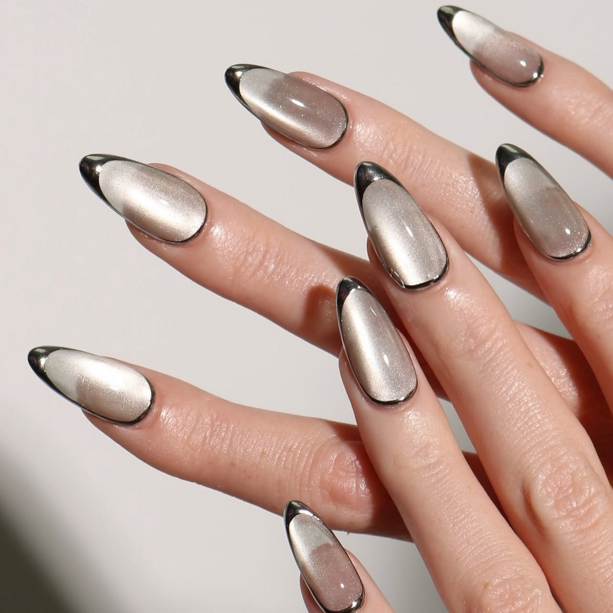 Гламурний манікюр у лютому 2026 року: шик зими