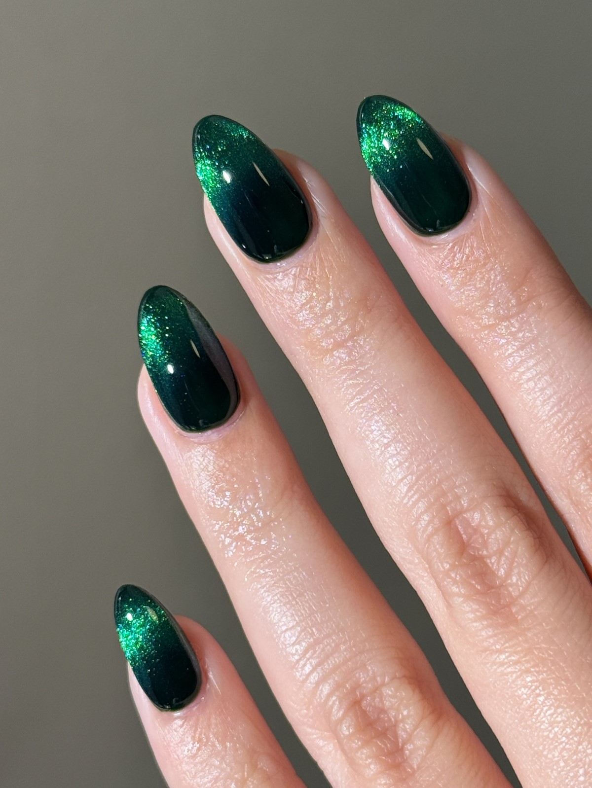 Гламурний манікюр у лютому 2026 року: шик зими