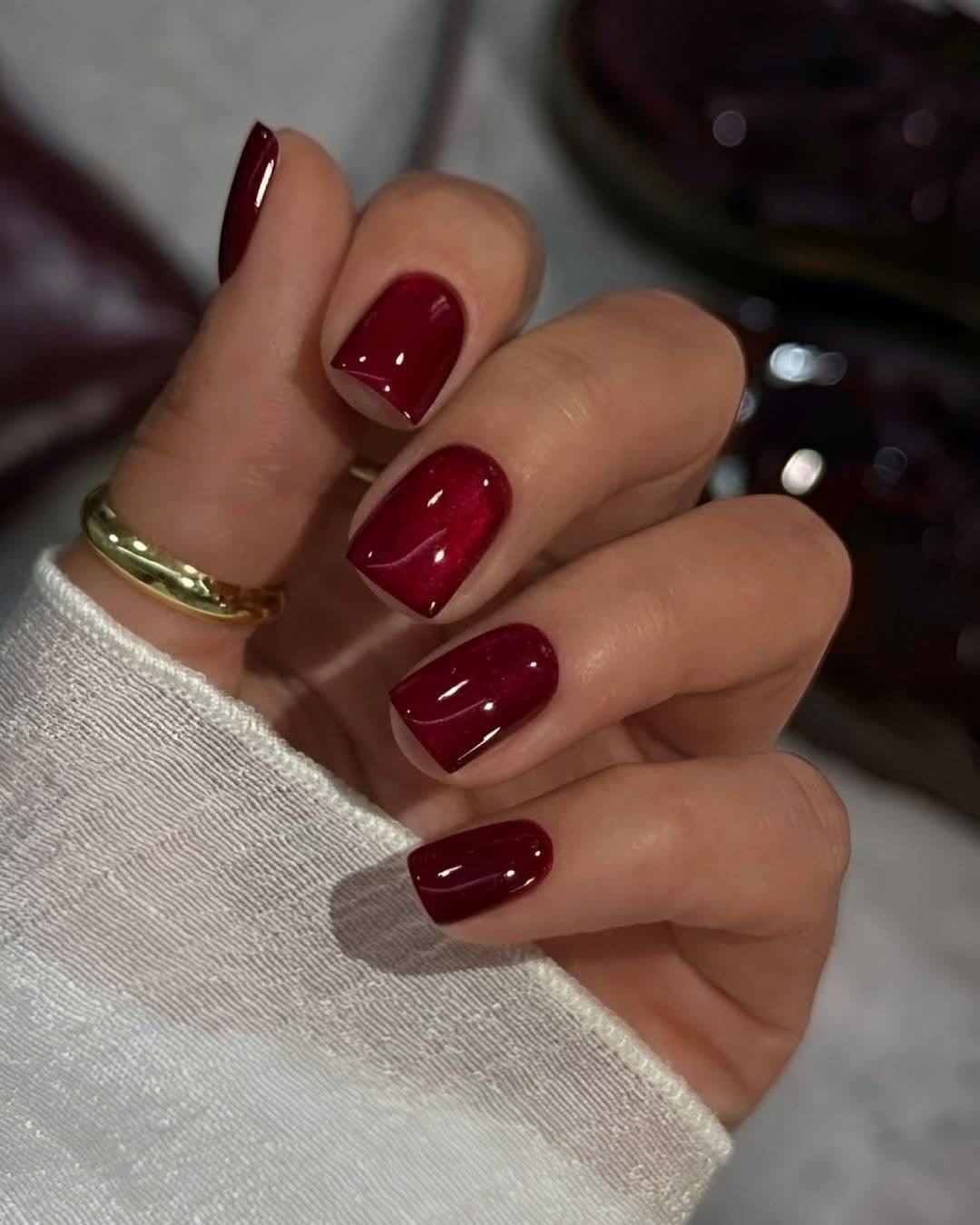 Короткі нігті на січень 2026: головні ідеї зимового манікюру