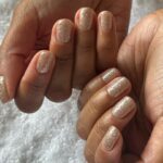 Короткі нігті на січень 2026: головні ідеї зимового манікюру