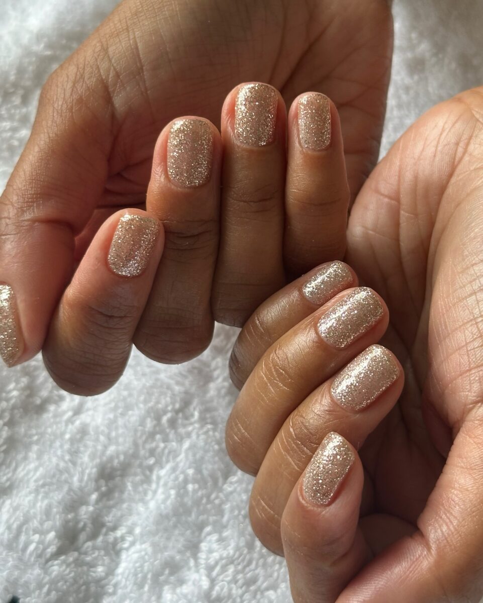 Короткі нігті на січень 2026: головні ідеї зимового манікюру