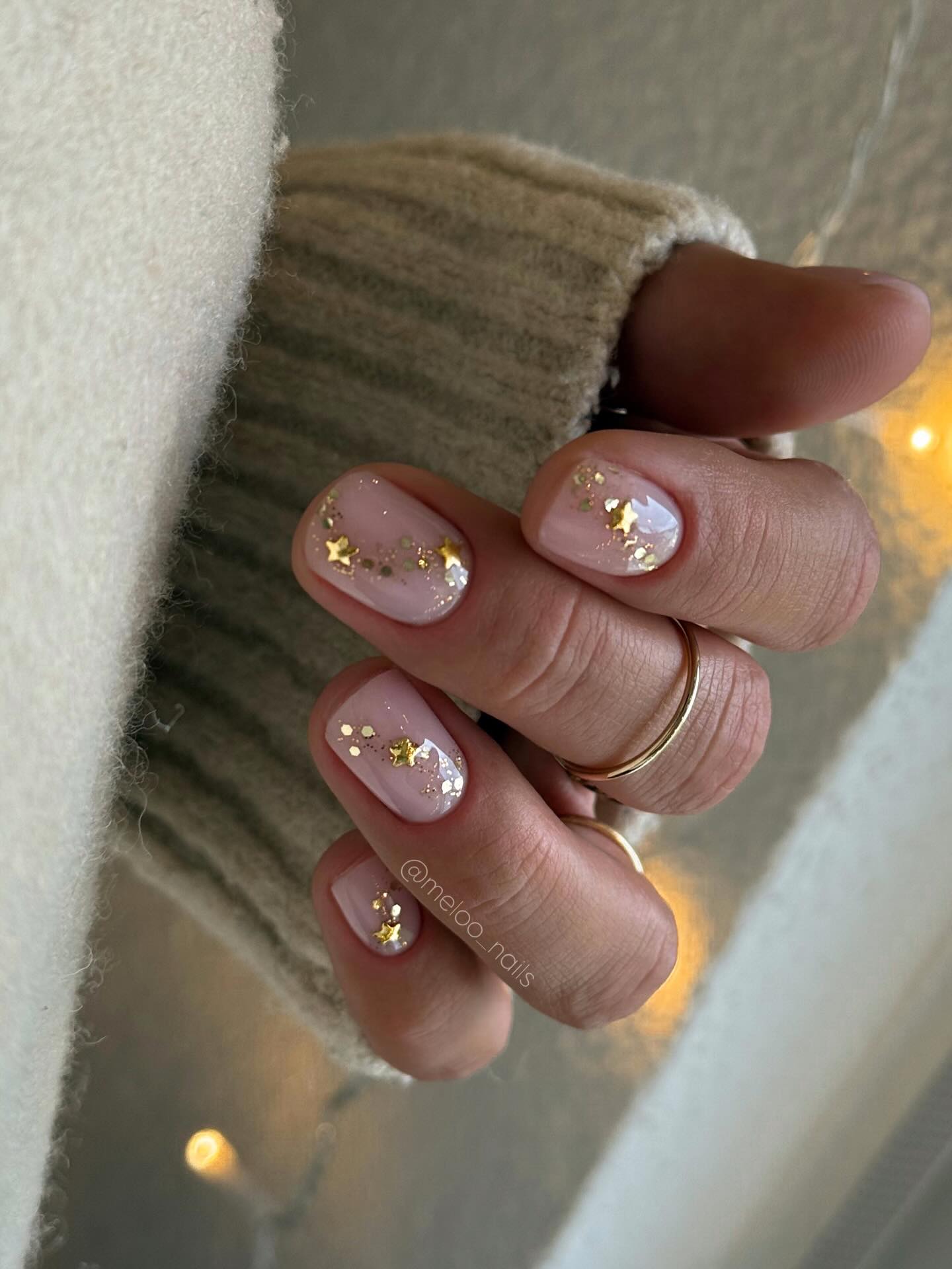 Короткі нігті на січень 2026: головні ідеї зимового манікюру