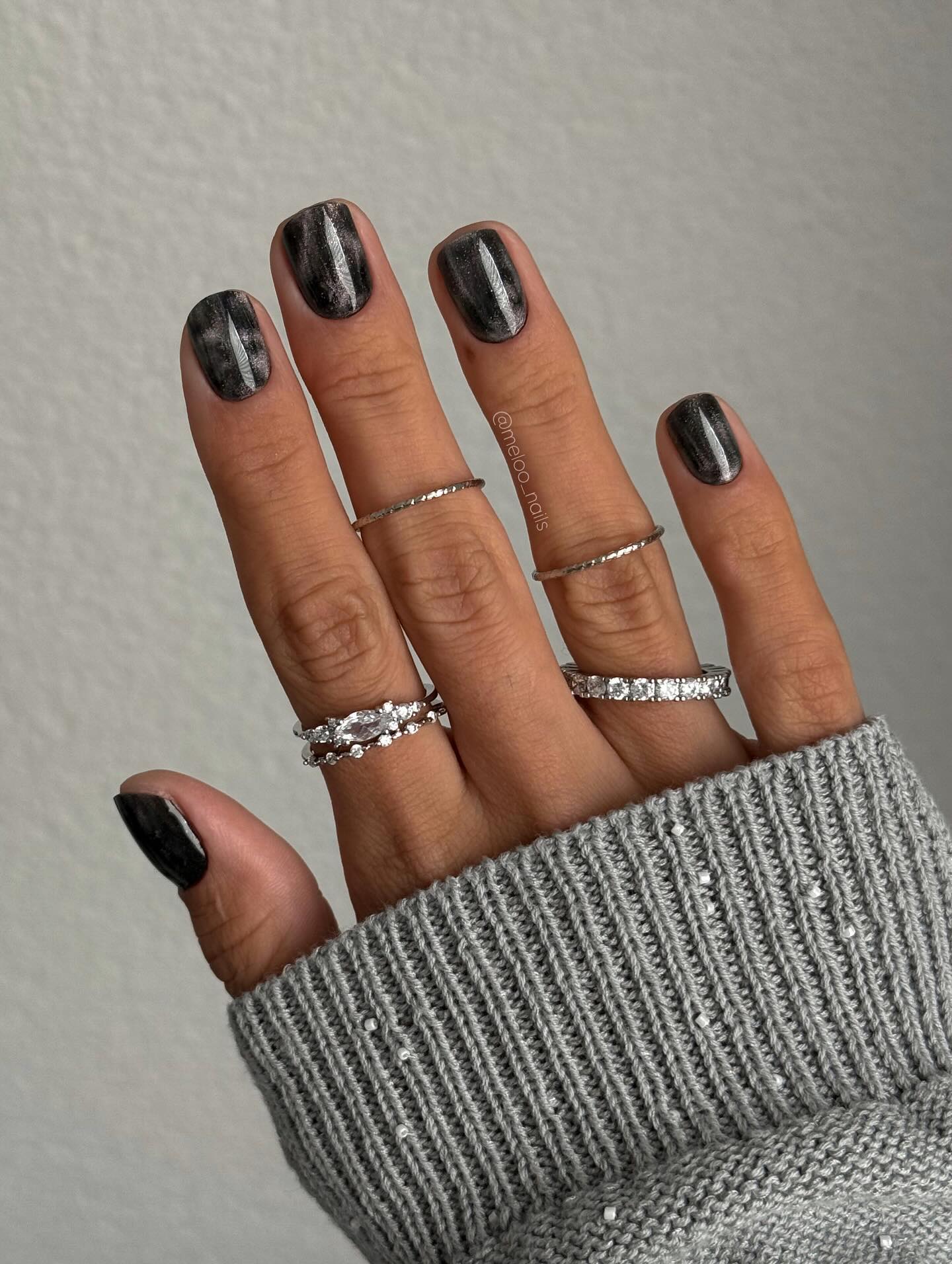 Короткі нігті на січень 2026: головні ідеї зимового манікюру