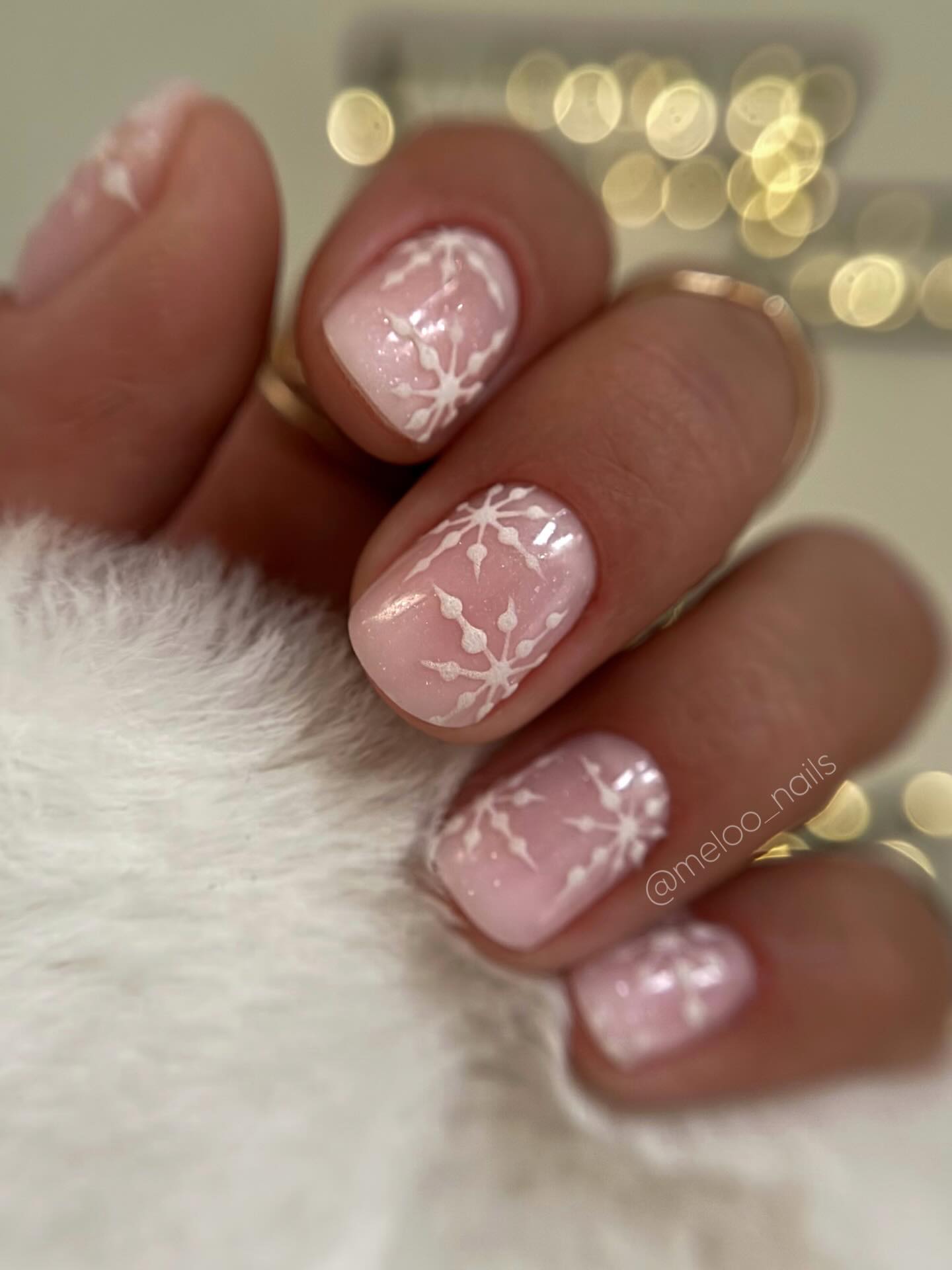 Короткі нігті на січень 2026: головні ідеї зимового манікюру