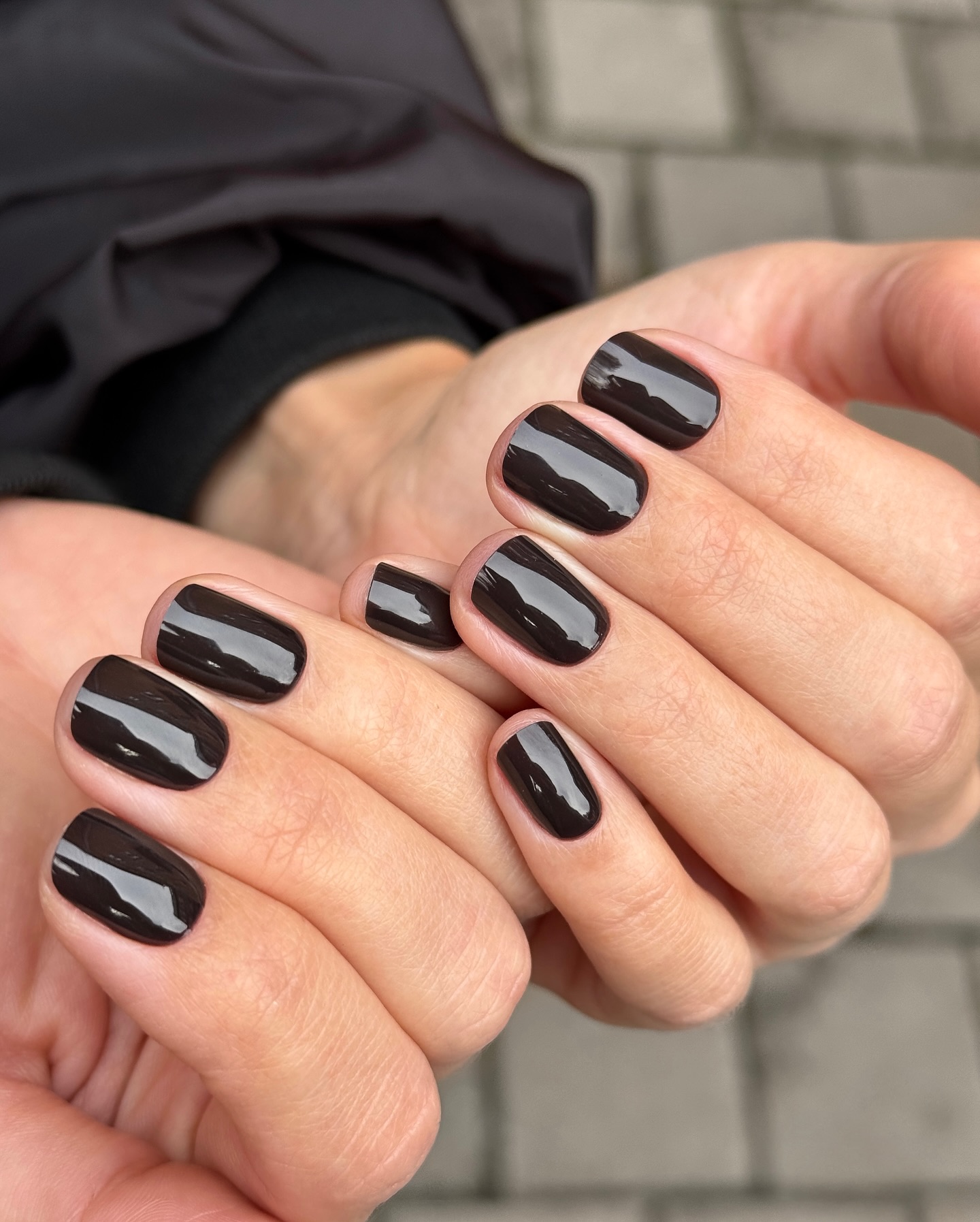 Короткі нігті на січень 2026: головні ідеї зимового манікюру