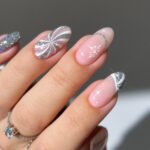 Новорічний манікюр з блискітками 2026: найкращі ідеї