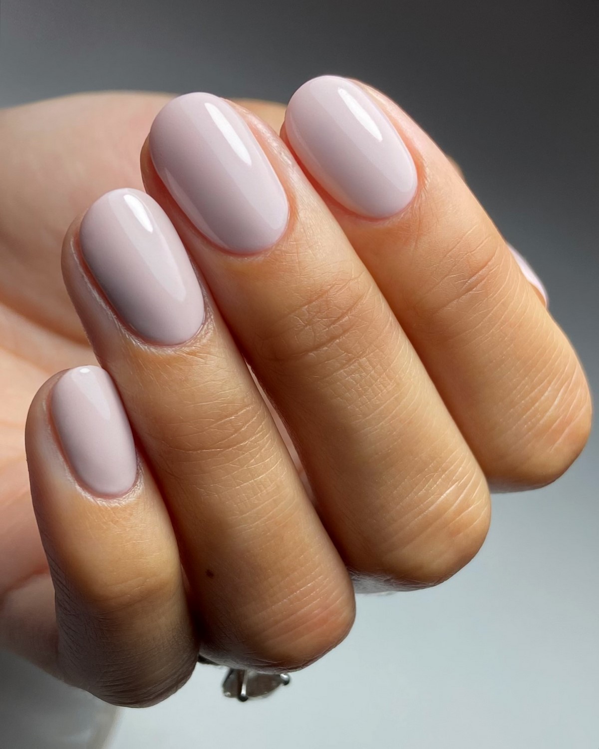 Cloud Dancer: молочний манікюр – хіт зими 2026 року