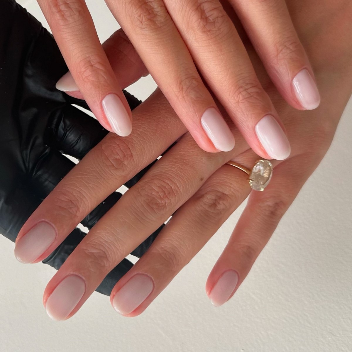 Cloud Dancer: молочний манікюр – хіт зими 2026 року