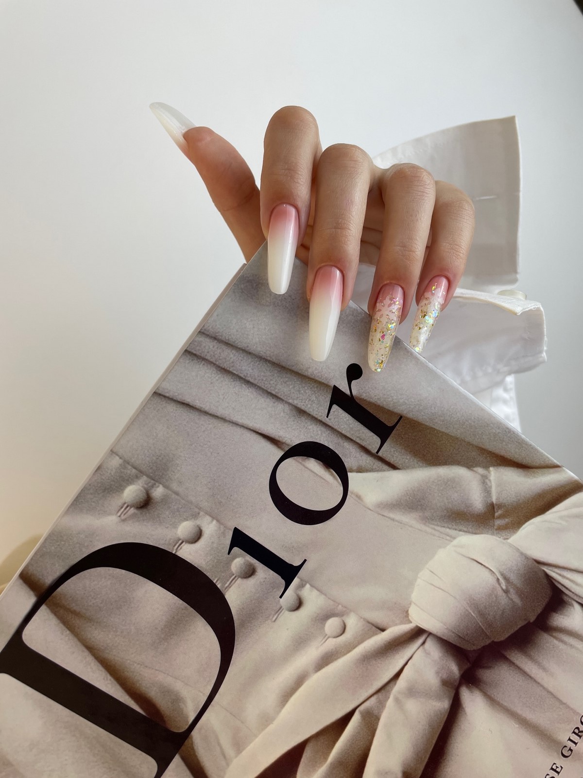 Cloud Dancer: молочний манікюр – хіт зими 2026 року