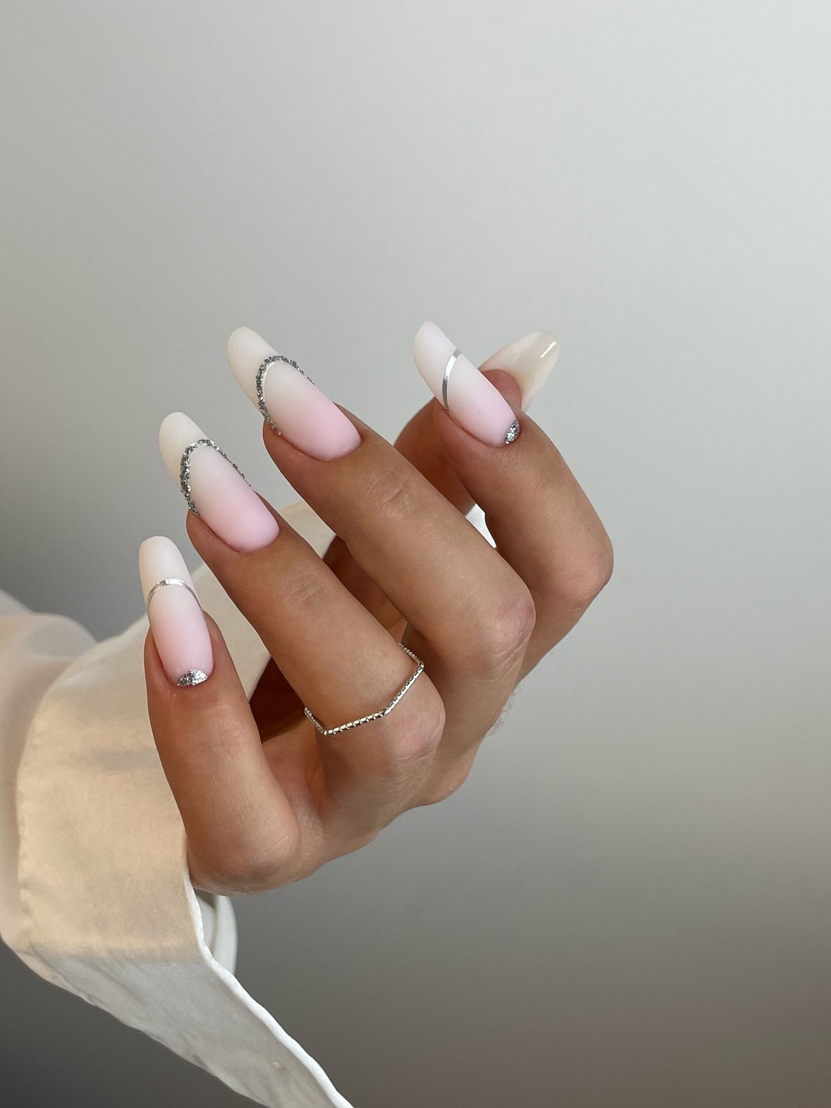 Cloud Dancer: молочний манікюр – хіт зими 2026 року