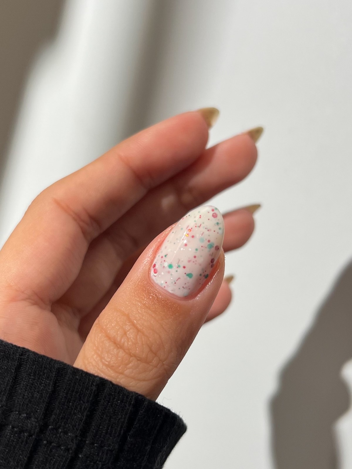 Cloud Dancer: молочний манікюр – хіт зими 2026 року