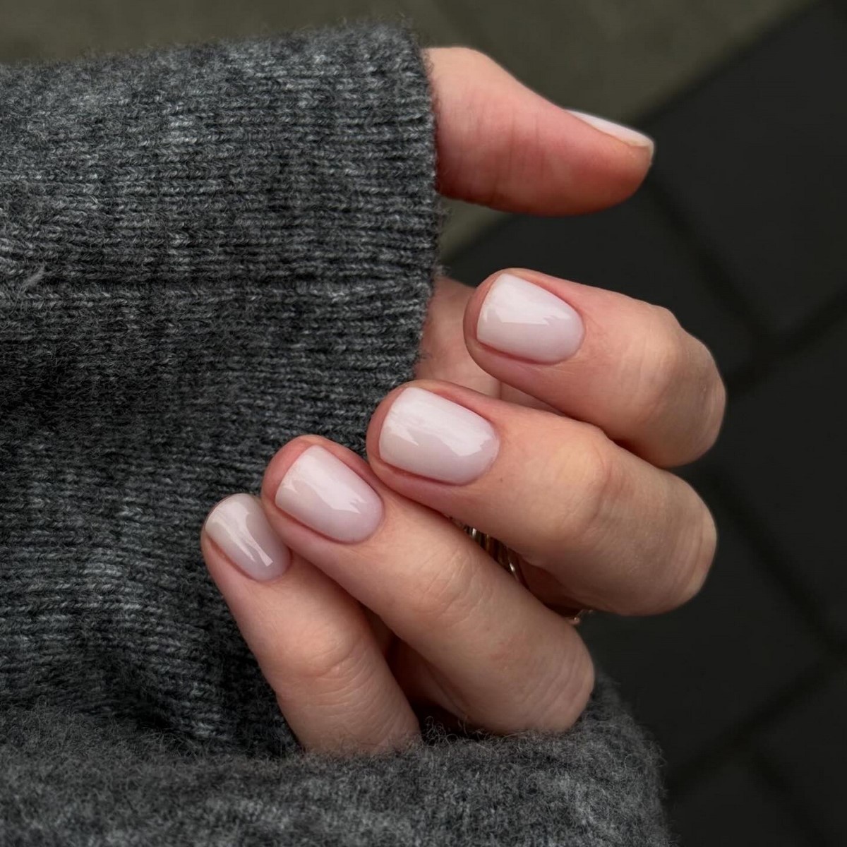 Cloud Dancer: молочний манікюр – хіт зими 2026 року