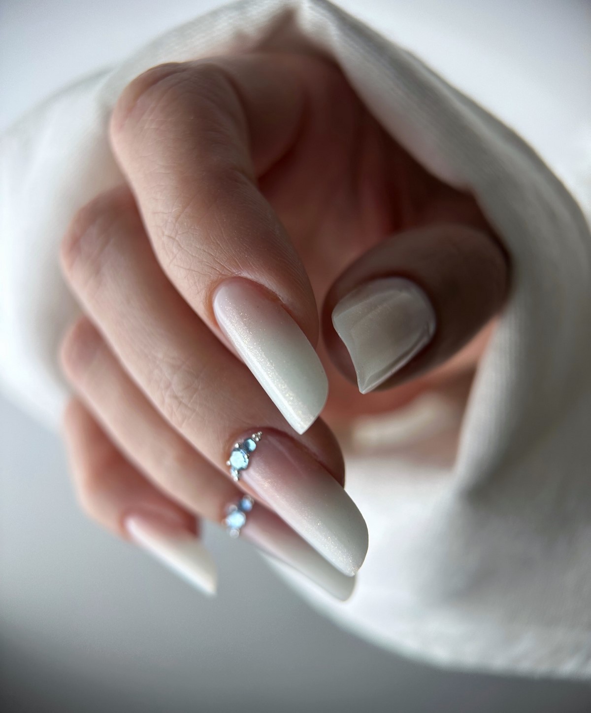 Cloud Dancer: молочний манікюр – хіт зими 2026 року