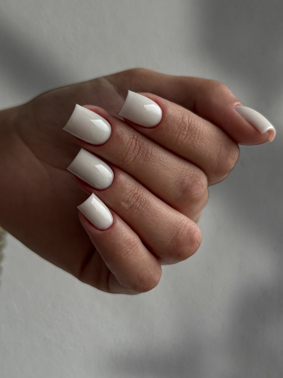 Cloud Dancer: молочний манікюр – хіт зими 2026 року