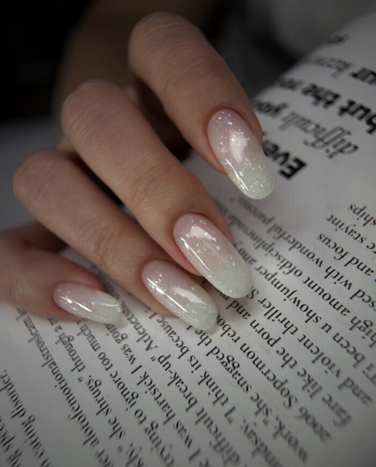 Cloud Dancer: молочний манікюр – хіт зими 2026 року