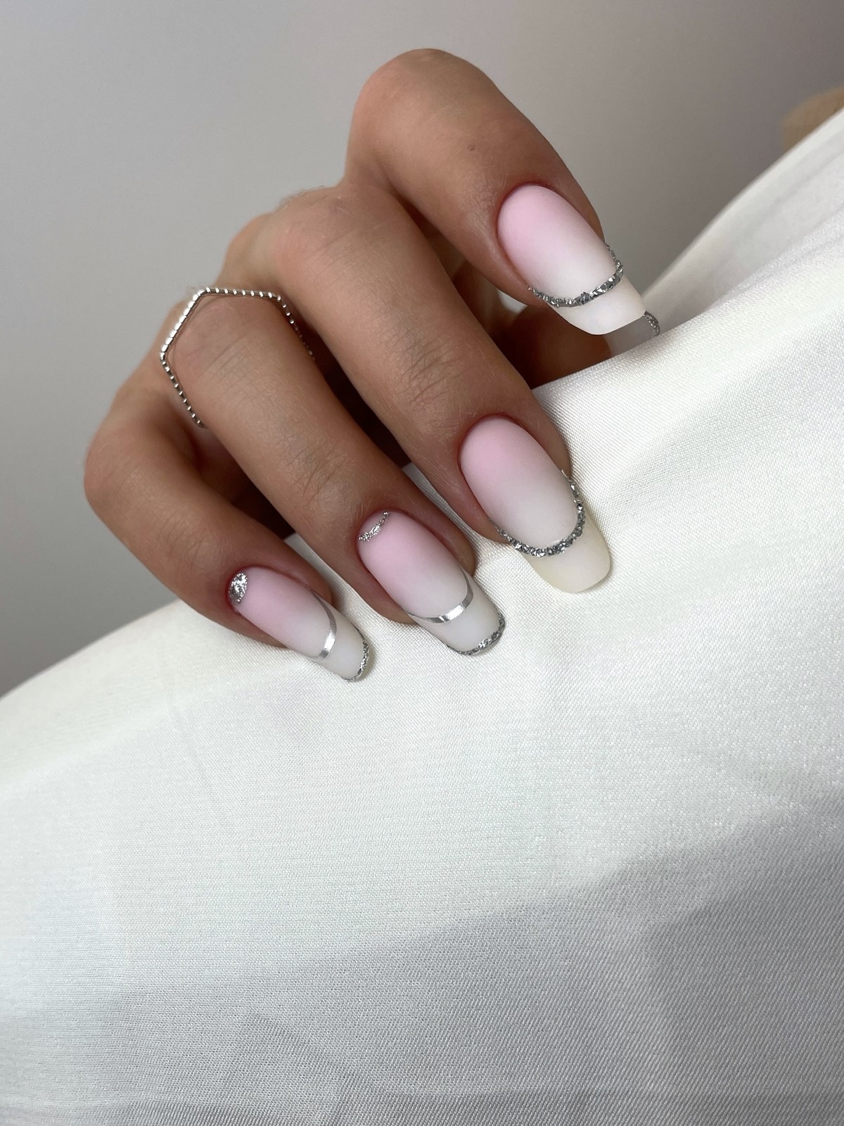 Cloud Dancer: молочний манікюр – хіт зими 2026 року