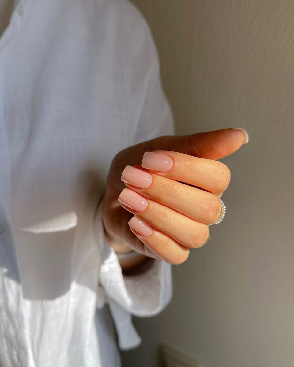 BB-манікюр взимку 2025: наймодніший тренд сезону