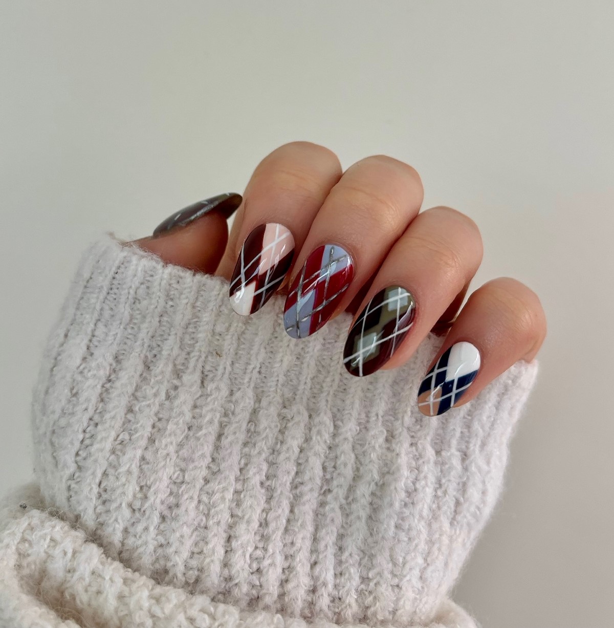 Цікавий і небанальний манікюр цієї зими: тренди 2026 року