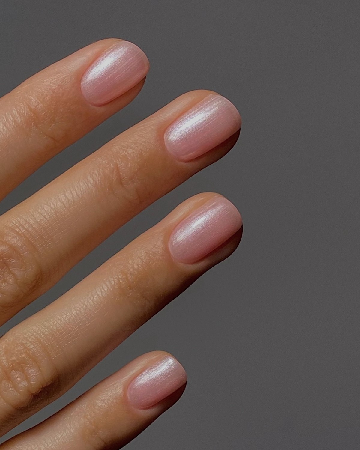 Однотонний манікюр на зиму 2026: найтрендовіші кольори