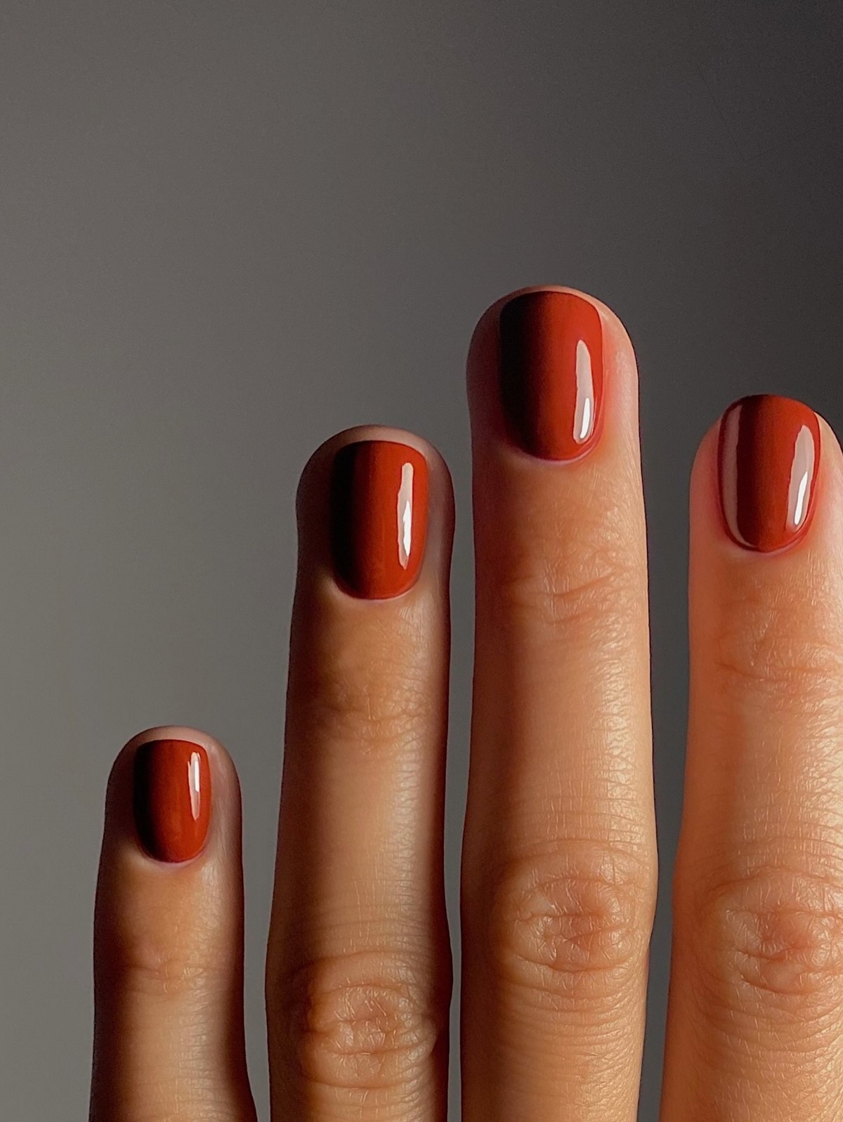 Однотонний манікюр на зиму 2026: найтрендовіші кольори