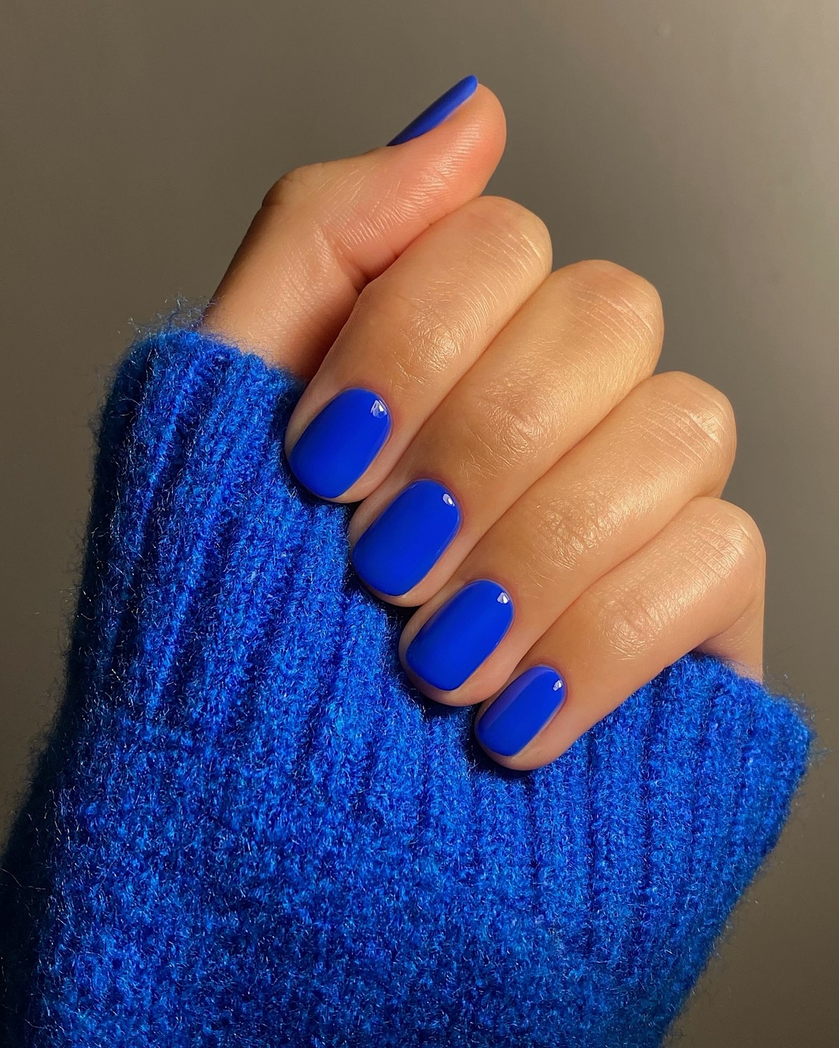 Однотонний манікюр на зиму 2026: найтрендовіші кольори