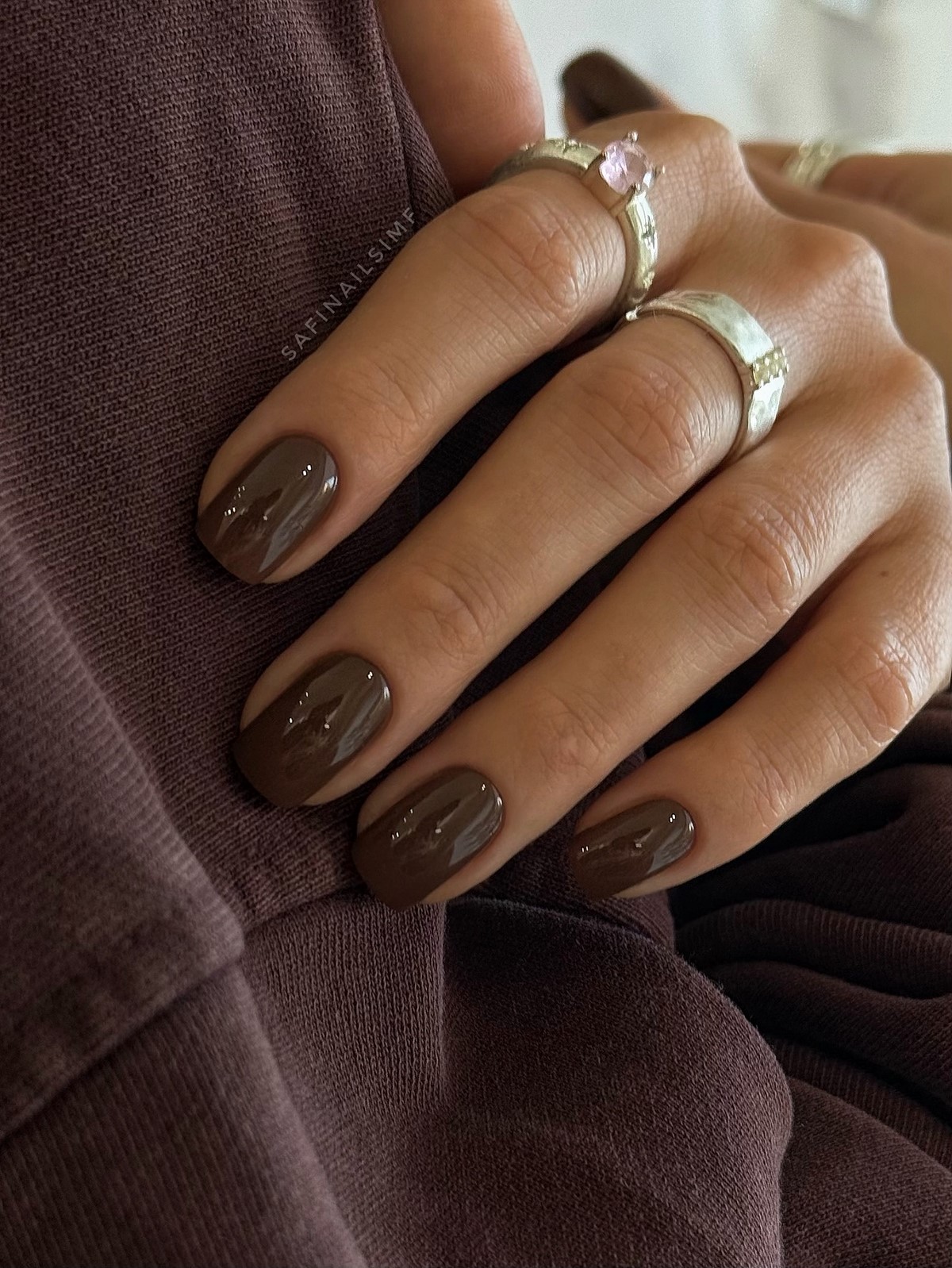 Однотонний манікюр на зиму 2026: найтрендовіші кольори