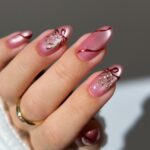 Оксамитовий манікюр на Новий рік 2026: сяючий тренд