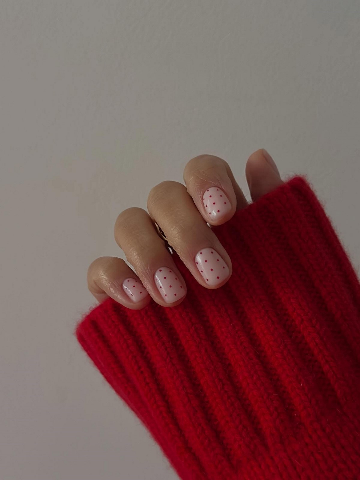 Ультракороткий манікюр на зиму 2026: естетика мінімалізму