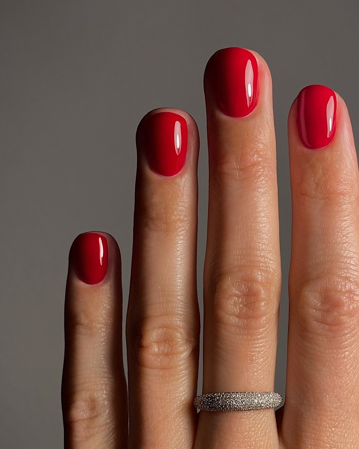 Ультракороткий манікюр на зиму 2026: естетика мінімалізму