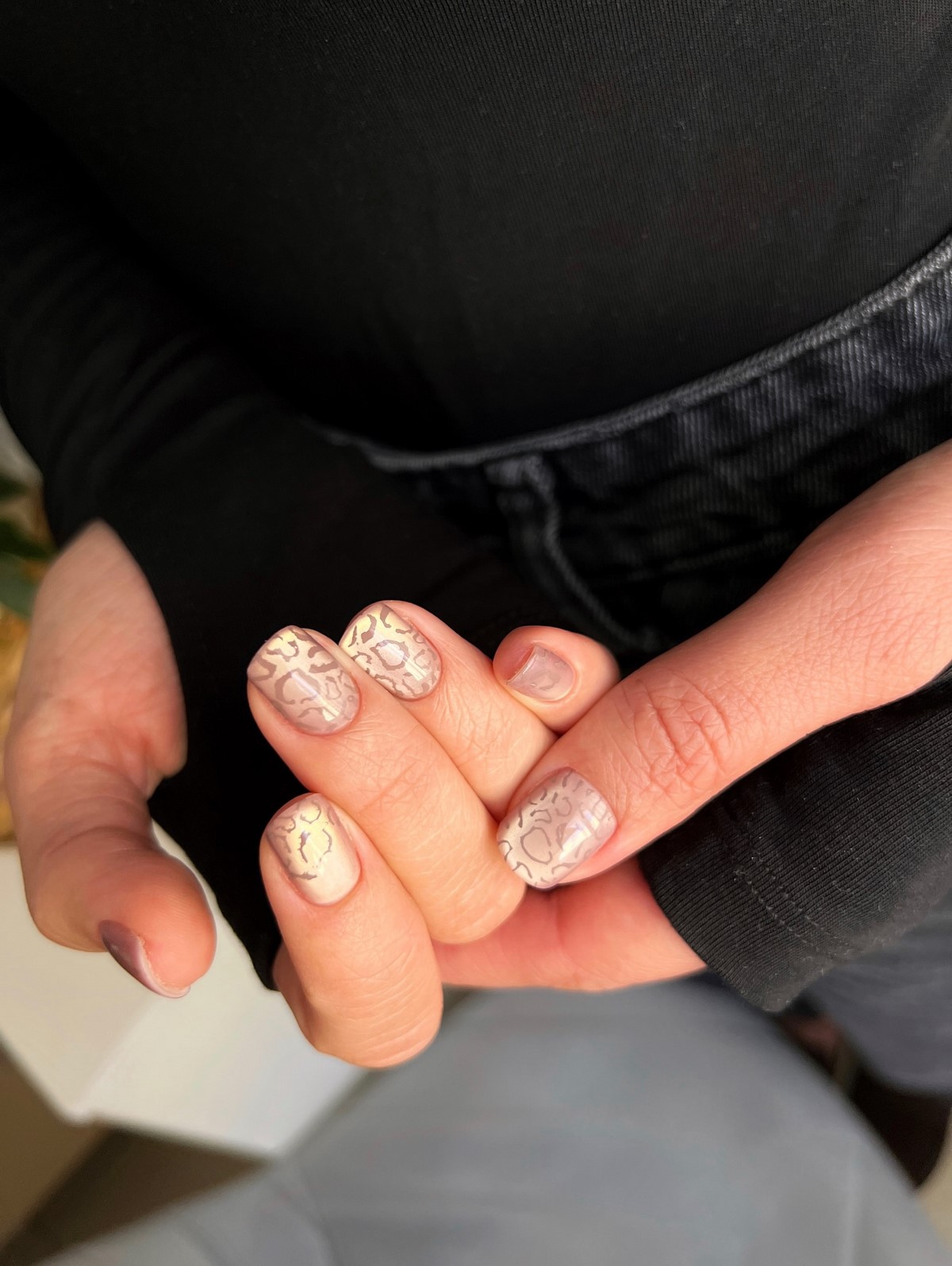 Ультракороткий манікюр на зиму 2026: естетика мінімалізму