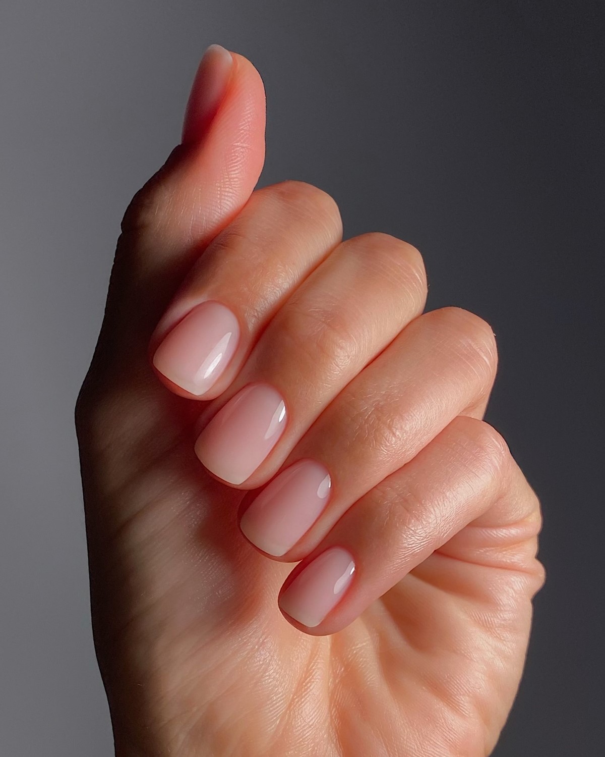 Ультракороткий манікюр на зиму 2026: естетика мінімалізму