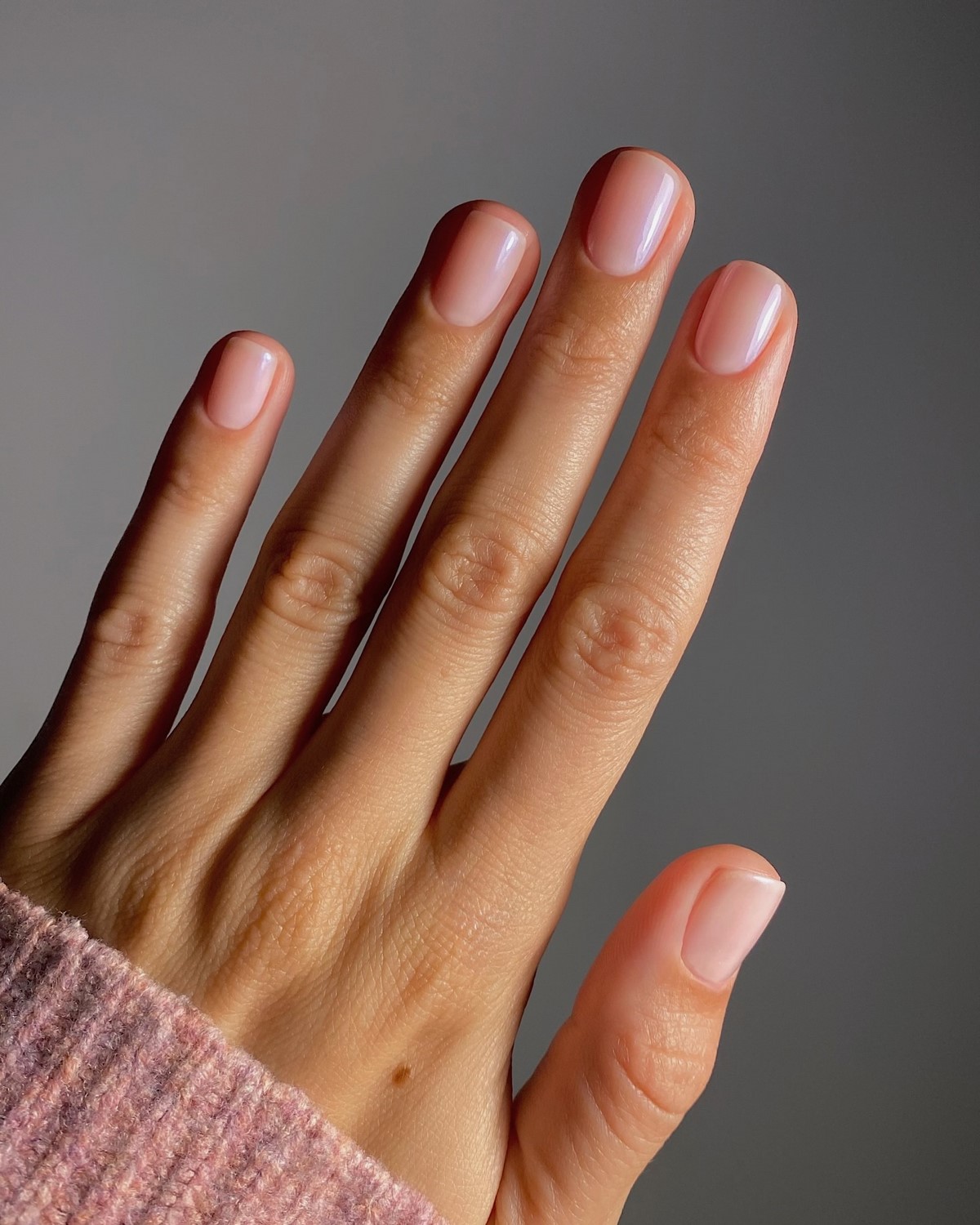 Ультракороткий манікюр на зиму 2026: естетика мінімалізму