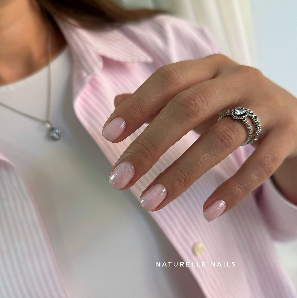 Ультракороткий манікюр на зиму 2026: естетика мінімалізму