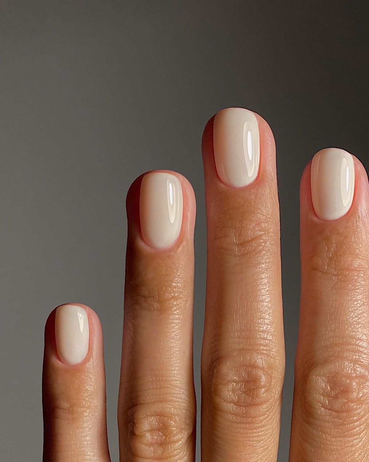 Ультракороткий манікюр на зиму 2026: естетика мінімалізму