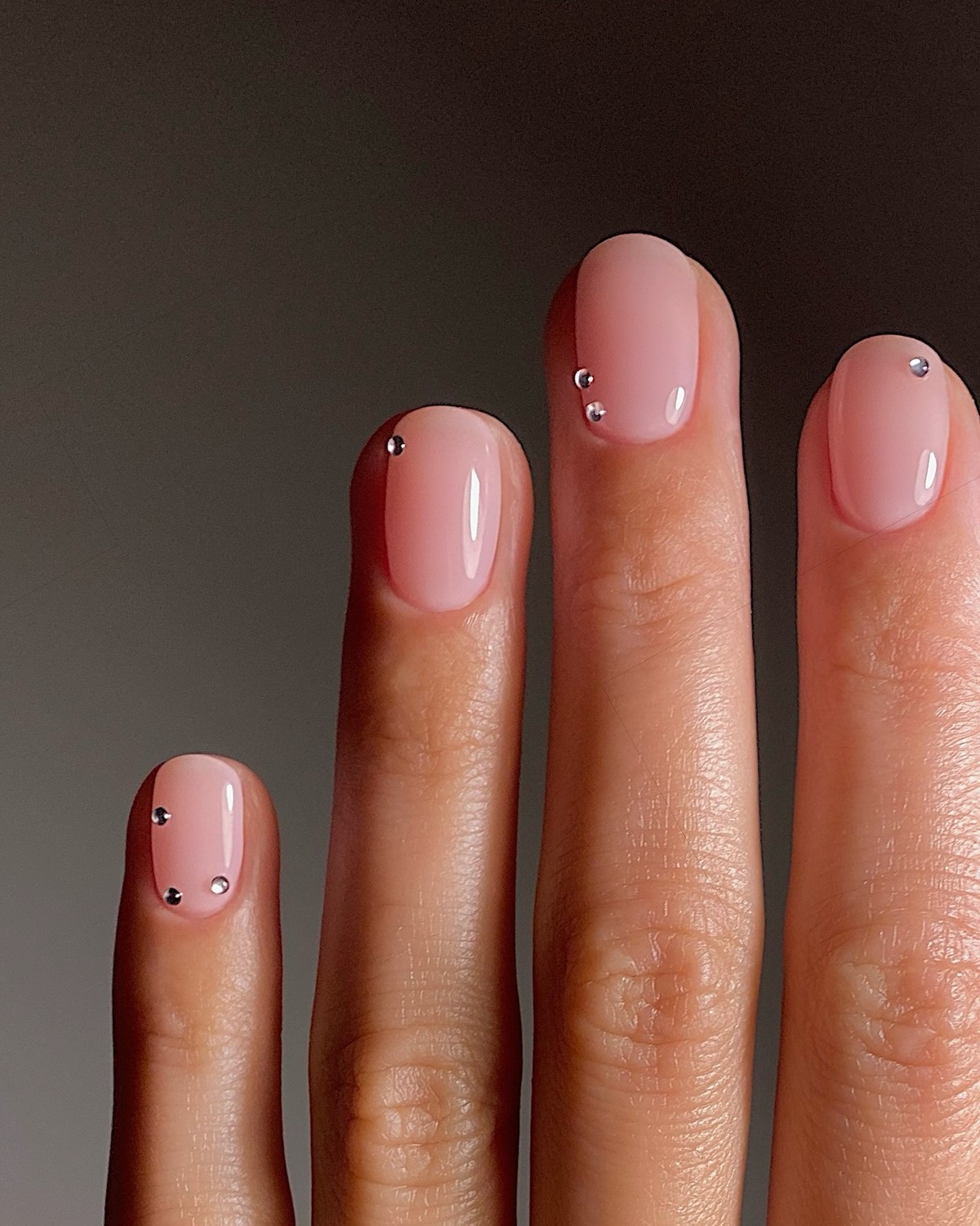 Ультракороткий манікюр на зиму 2026: естетика мінімалізму