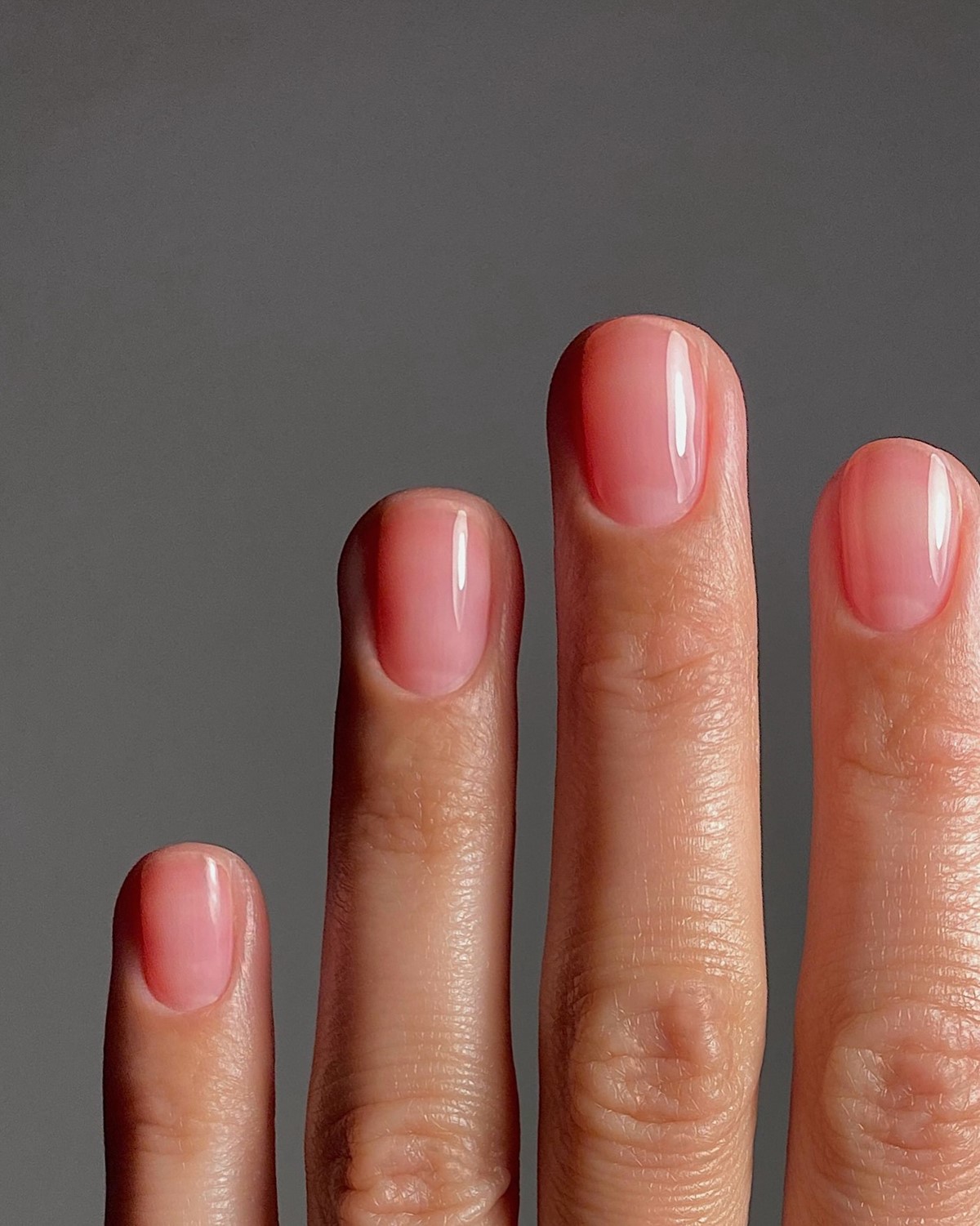 Ультракороткий манікюр на зиму 2026: естетика мінімалізму