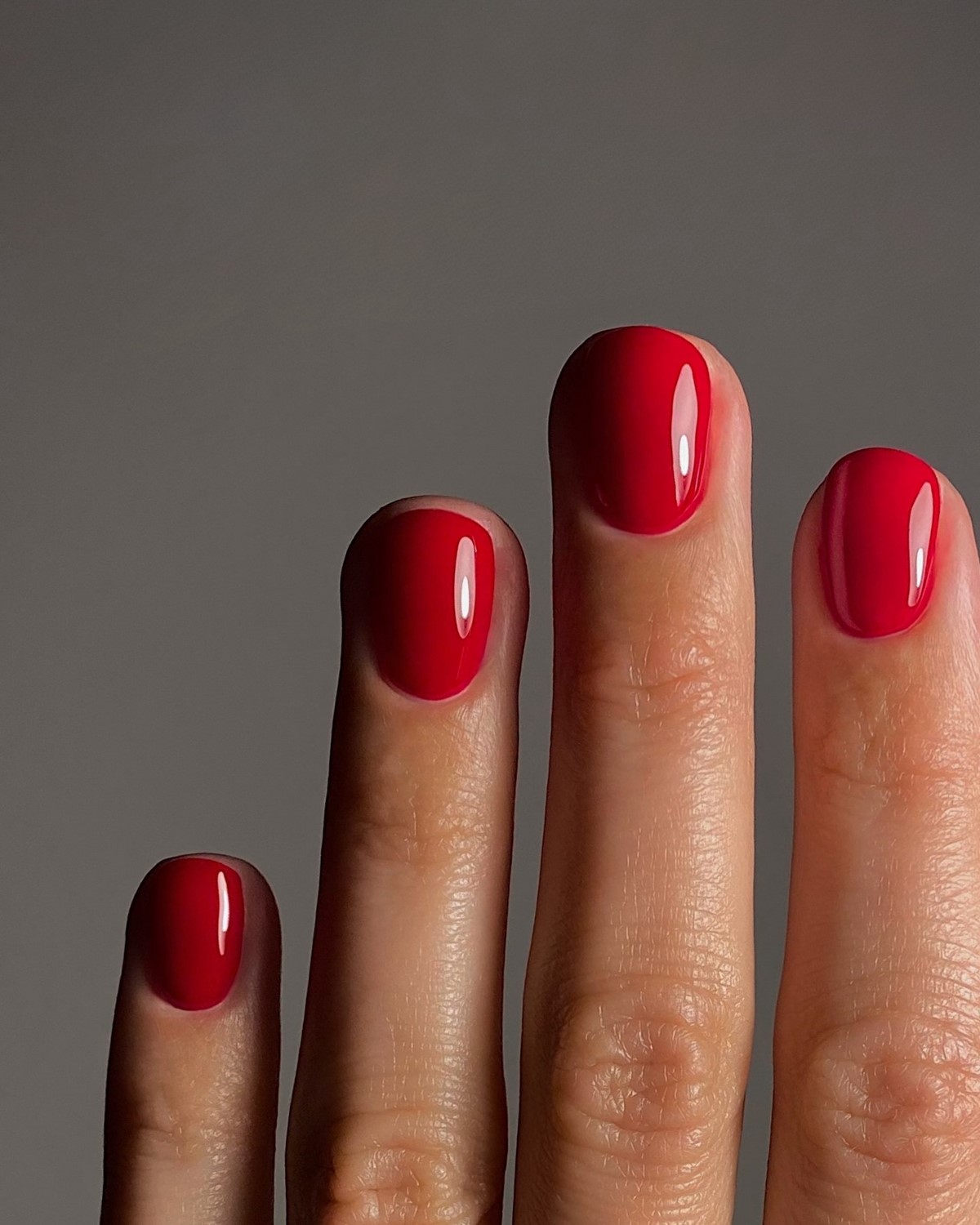 Зимовий манікюр у лютому 2026 року: 5 трендів останнього місяця зими