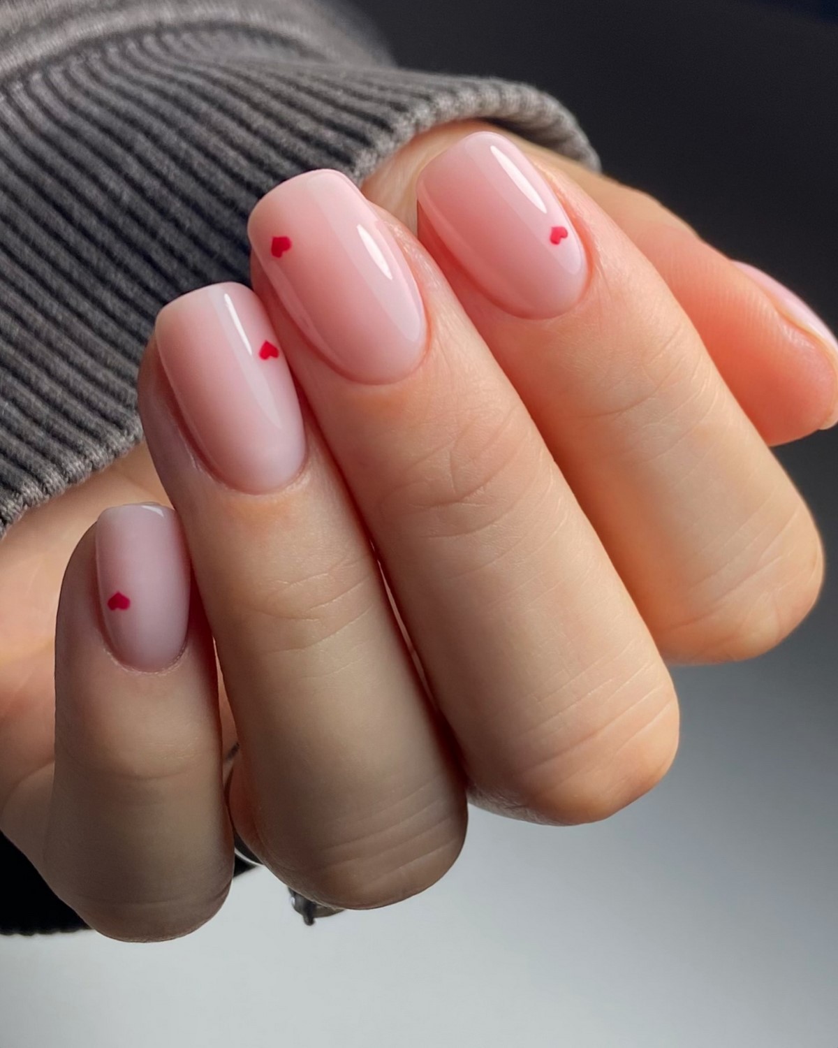 Зимовий манікюр у лютому 2026 року: 5 трендів останнього місяця зими